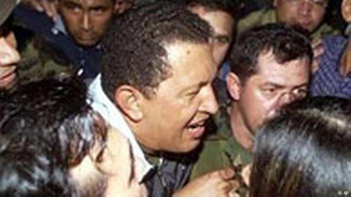 Chávez regresa al Palacio de Miraflores tras el fallido golpe.