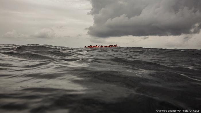Migranten im Mittelmeer (picture alliance/AP Photo/O. Calvo)