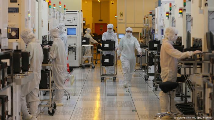 Workers make Chinese semiconductors