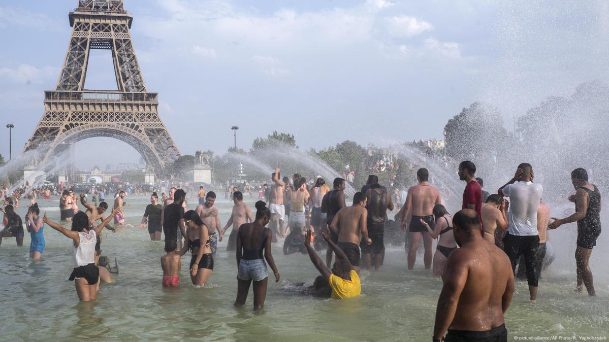 People cool down in the fountains of the Trocadero gardens in Paris