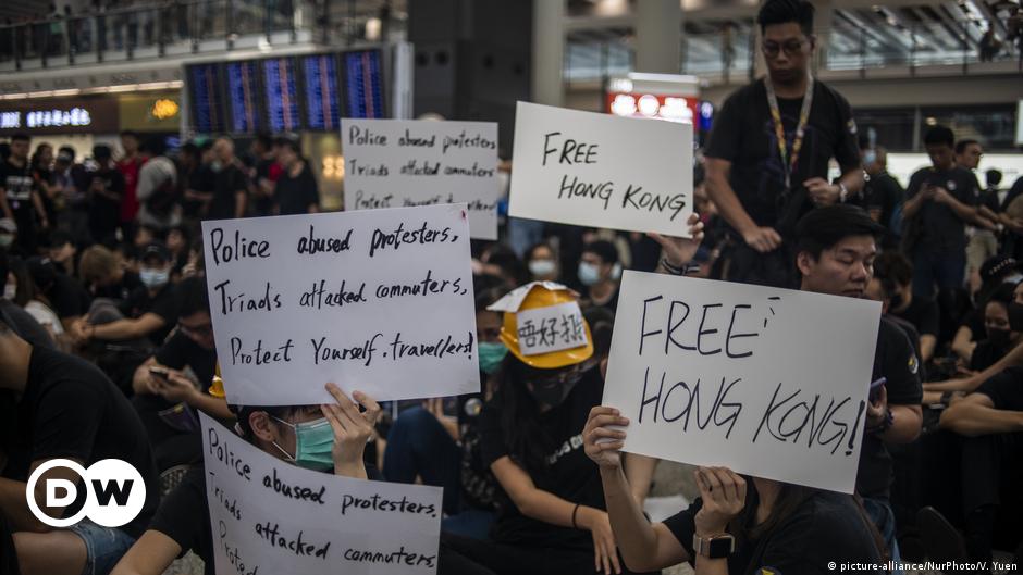 Hong Kong pro-democracy protesters gather in airport – DW – 07/26/2019