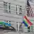 Die US-Flagge über einer Regenbogenflagge an der US-Botschaft in Berlin
