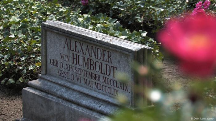 BG Alexander von Humboldt l Ruhestätte in Tegel (DW/ Lars Wendt)