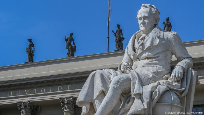 BG Alexander von Humboldt l Denkmal vor dem Hauptgebäude der Humboldt-Universität in Berlin (picture alliance/W. Rothermel)