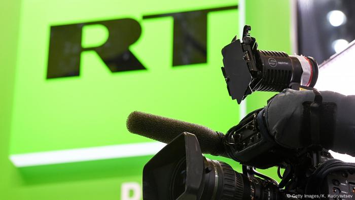 Телекамера на фоне логотипа RT