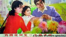 Ein Propaganda-Plakat aus dem Jahr 1978 zeigt eine glückliche Kleinfamilie mit Vater, Mutter und einem Kind. |