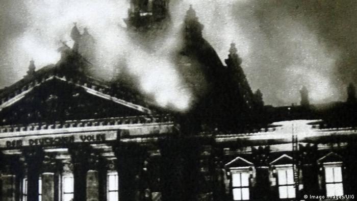 1933: Райхстагът в пламъци след подпалването му, което националсоциалистите използват за разправа с опозицията