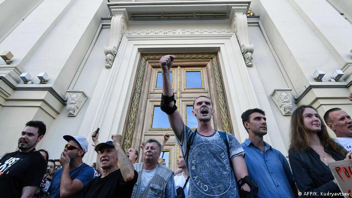 Протестующие против недопуска оппозиционных кандидатов на выборы в Мосгордуму