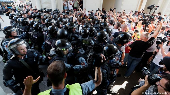ОМОН и полиция оттесняют протестующих