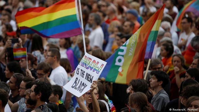 Bild von Demonstrierenden bei der Gay Pride in Warschau 2019.