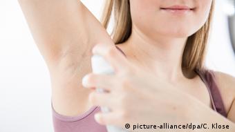 Körperhygiene - Deodorant auftragen