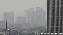 29.07.2019, Jakarta, Indonesien, Hochhäuser im Smog