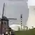 Wiatrak i komin elektrowni atomowej Doel w Belgii