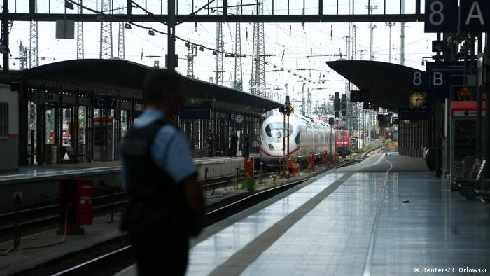 Deutschland Mann schob einen achtjährigen Jungen vor einen entgegenkommenden Zug in Frankfurt Hbf