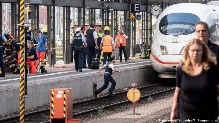 Policeman steps onto train tracks in Frankfurt