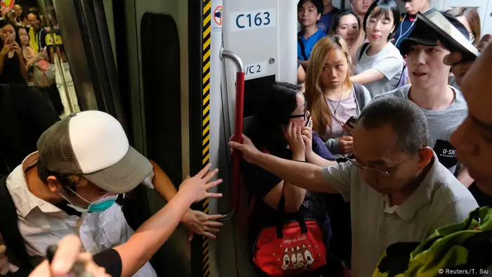 Hong Kong Proteste U-Bahn Blockade (Reuters/T. Siu)