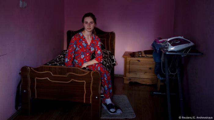 Maryam Kebadze sitzt in einem Zimmer im Gästehaus, in dem sie in Pankisi lebt (Reuters / E. Anshevskaya)