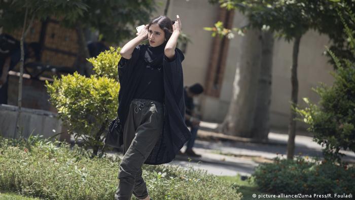 یک زن پس از درگیری با یک روحانی بازداشت شد ایران Dw آلمان اینفو 