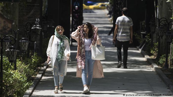 Все повече жени в Иран се обявяват против задължението да