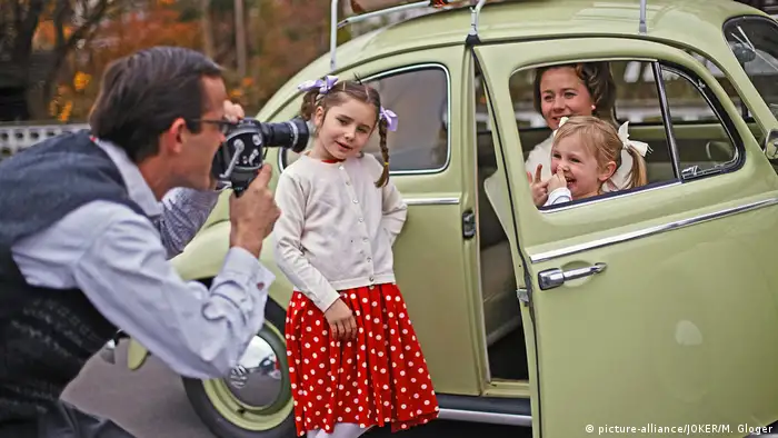 50er-Jahre Familie mit ihrem Volkswagen (picture-alliance/JOKER/M. Gloger)