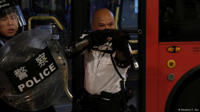 Hongkong Polizeibeamte (Reuters/T. Siu)