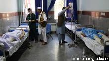 HERAT, AFGHANISTAN - JULY 31, 2019, Afghan men receive treatment at a hospital after a bus was hit by a roadside bomb in Herat province, western Afghanistan July 31, 2019. REUTERS/Jalil Ahmad
Afghanische Männer werden in einem Krankenhaus behandelt, nachdem ein Bus von einer Bombe am Straßenrand in der Provinz Herat getroffen wurde