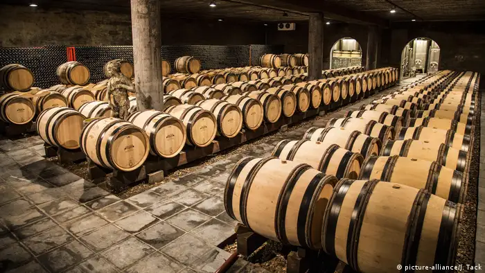 Wine barrels at Genoels-Elderen (picture-alliance/J. Tack)