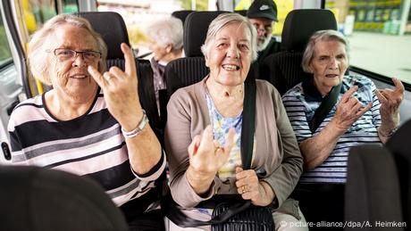 Rentner in einem Auto heben die Hand zum Metalgruss (picture-alliance/dpa/A. Heimken)