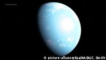HANDOUT - 31.07.2019, ---, ----: Visualisierung des möglicherweise bewohnbaren Planeten GJ 357 d außerhalb des Sonnensystems. Ein internationales Forscherteam hat drei Planeten außerhalb unseres Sonnensystems nachgewiesen, wovon einer möglicherweise bewohnbar ist. Die Gruppe, darunter Göttinger Forscher, präsentiert die Exoplaneten im Journal «Astronomy & Astrophysics». (zu dpa: Forscher entdecken Planetentrio außerhalb des Sonnensystems) Foto: Chris Smith/ NASA's Goddard Space Flight Center/dpa - ACHTUNG: Nur zur redaktionellen Verwendung im Zusammenhang mit der aktuellen Berichterstattung und nur mit vollständiger Nennung des vorstehenden Credits +++ dpa-Bildfunk +++ |