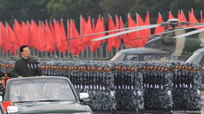 Hu Jintao bei einer Militärparade (picture-alliance/dpa)