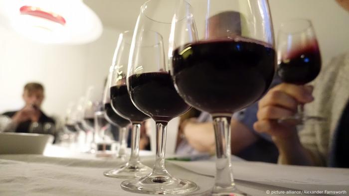 Weinprobe in Schweden (picture-alliance/Alexander Farnsworth)
