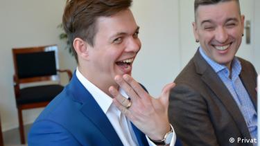 Gay parents flee Russia with kids – DW – 08/12/2019