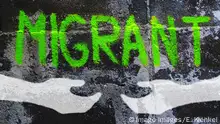 Graffiti zum Thema Migration mit Aufschrift Migrant, Hände, Willkommenssymbol Copyright: imageBROKER/ElmarxKrenkel ibxekr04317216.jpg
Graffiti to Theme Migration with Inscription Immigrant Hands Copyright image broker ElmarxKrenkel ibxekr04317216 JPG