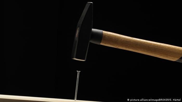 A hammer hitting a nail (picture-alliance/imageBROKER/S. Härtel)