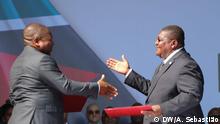 1.8.2019, Gorongosa, Provinz Sofala, Mosambik, Am 1.8.2019 haben der mosambikanische Präsident Filipe Nyusi (links) und der Führer der größten Oppositionspartei RENAMO, Ossufo Momade (rechts), in der Region Serra da Gorongosa im zentrum Mosambiks (Provinz Sofala) einen neuen Friedensvertrag unterzeichnet. Damit wollen sie die bewaffneten Feindseiligkeiten zwischen der RENAMO und der Regierung beenden.