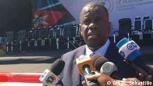1.8.2019, Gorongosa, Provinz Sofala, Mosambik, Am 1.8.2019 haben der mosambikanische Präsident Filipe Nyusi und der Führer der größten Oppositionspartei RENAMO, Ossufo Momade, in der Region Serra da Gorongosa im zentrum Mosambiks (Provinz Sofala) einen neuen Friedensvertrag unterzeichnet. Damit wollen sie die bewaffneten Feindseiligkeiten zwischen der RENAMO und der Regierung beenden. Der Unterzeichnung wohnte auch Daviz Simango, der Führer der drittgrößten Partei Mosambiks MDM - Movimento Democrático de Moçambique, bei. Hier im Interview unter anderem mit der DW zu sehen.
