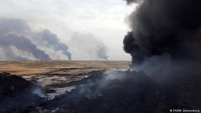 Rauchwolken aus brennenden Ölquellen, die vom IS in Brand gesteckt wurden 