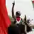 Участники протеста с флагами Судана в Хартуме