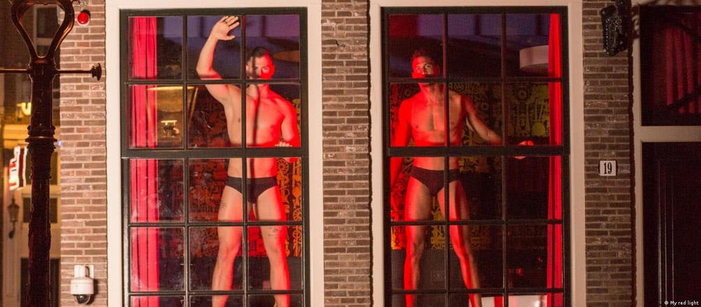 Men occupy Amsterdam brothel windows – DW image pic