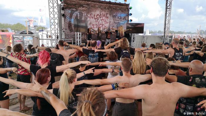 Deutschland | Wacken Festival 2019 - Yoga (DW/R. Schild)