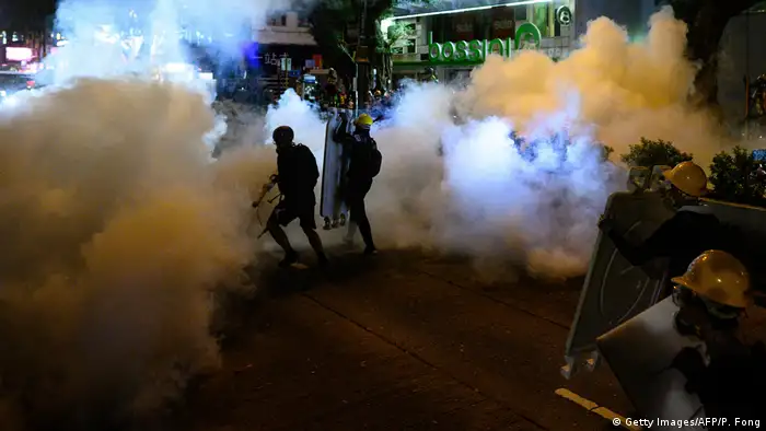 Hongkong Anti-Regierungsproteste - Sicherheitskräfte setzen Tränengas ein