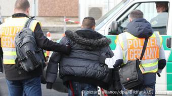 Полицейские доставляют иностранца в аэропорт для его выдворения из ФРГ