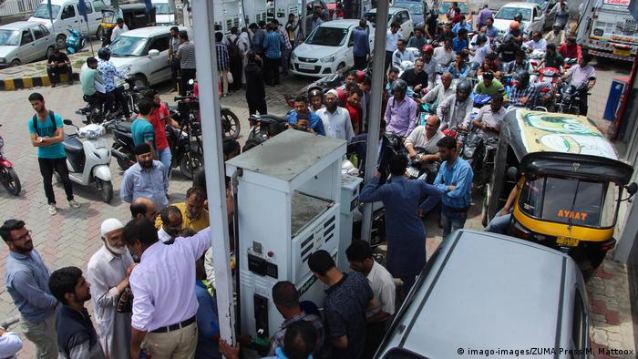 Люди залишають Кашмір після попередження влади про можливі атаки з боку Пакистану