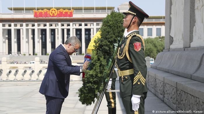 Iván Duque, en China rinde homenaje a comunistas, en Colombia le sirven para generar miedo. 
