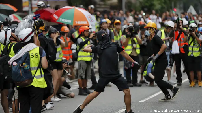 Hongkong Anti-Regierungsproteste - Demonstranten werfen einen Stein auf die Polizeistation