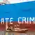 Na Alemanha, ativistas do Greenpeace escrevem "crime climático" em cargueiro carregado com o soja do Brasil.