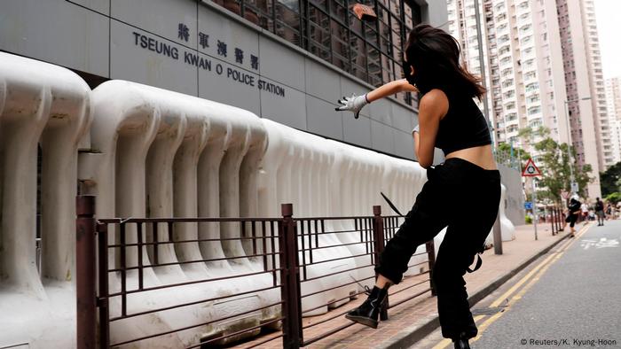 Hongkong Anti-Regierungsproteste - Demonstrantin wirft einen Stein auf die Polizeistation (Reuters/K. Kyung-Hoon)