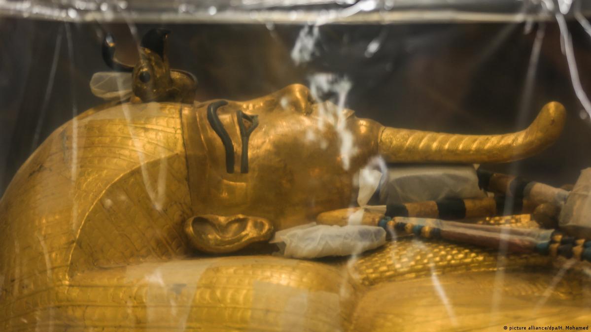 Restoration Of King Tut S Coffin On Display Dw 08 04 2019