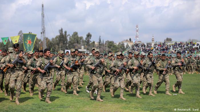 Syrien YPG-Kämpfer in Qamishli