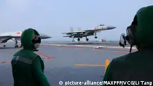 ©/MAXPPP - UNSPECIFIED, CHINA - JUNE 27: J-15 fighter jets are on aircraft carrier Liaoning during a training on June 27, 2017 in China. A formation including aircraft carrier Liaoning, missile destroyer Jinan and Yinchuan, frigate Yantai set sail from Qingdao on June 25 to conduct a trans-regional drill. The formation will visit Hong Kong in early July. (Photo by Li Tang/CHINA NEWS SERVICE/VCG) Foto: MAXPPP |